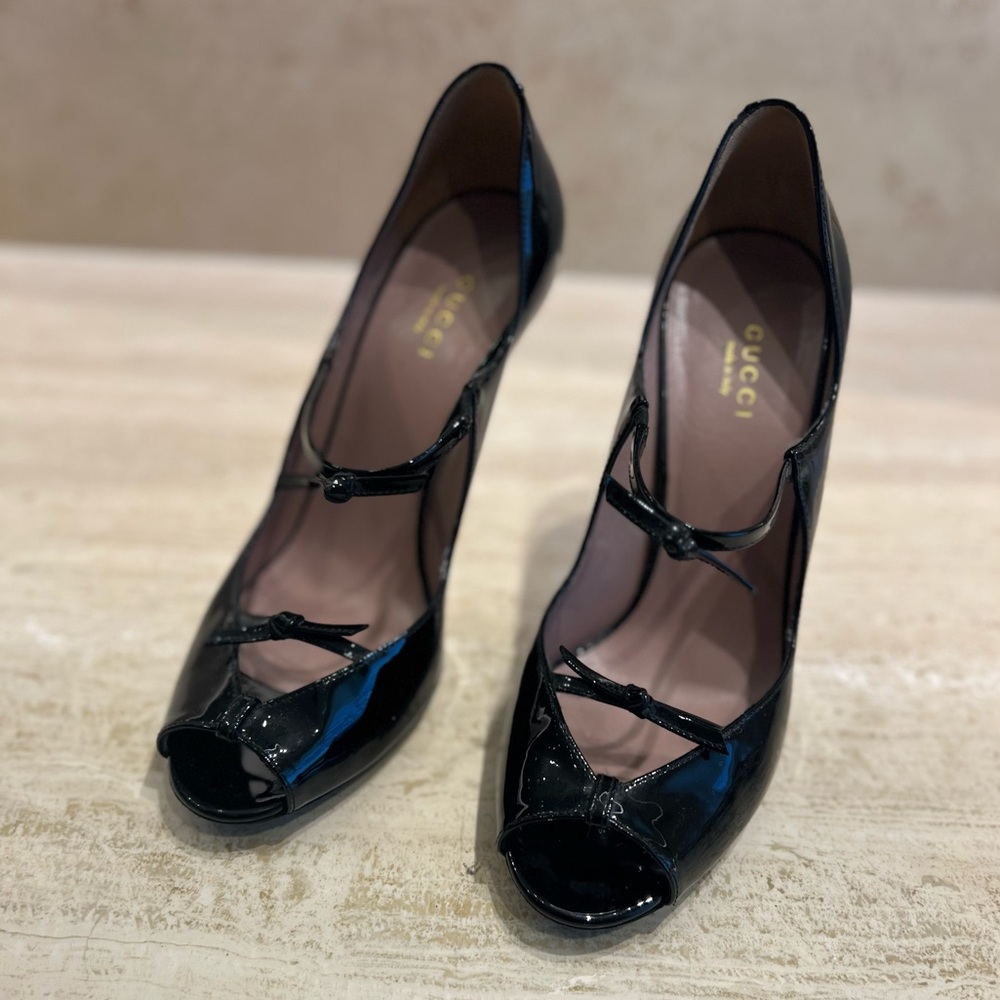 Gucci black patent leather sandals size 38.5